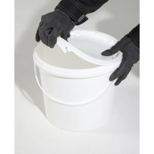 UN vedro iz PP, 5,5 L, belo s pokrovom in plastičnim ročajem, PU = 10 kosov